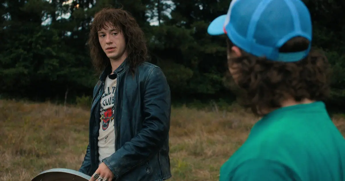 Stranger Things': vídeo mostra ator de Eddie aprendendo a tocar “Master of  Puppets”