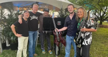 Ator de Stranger Things se encontra com Metallica em show alucinante!