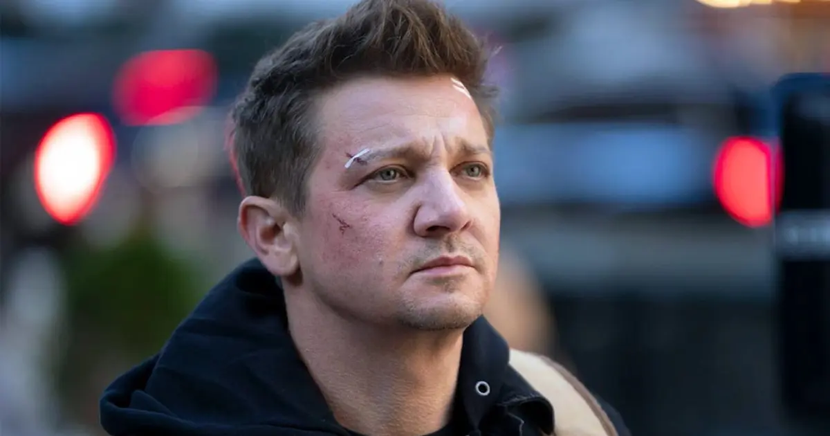  Jeremy Renner quebrou 30 ossos em acidente; Saiba mais: