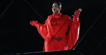 Rihanna anuncia segunda gravidez durante o Super Bowl 2023