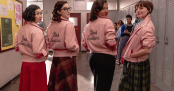 Grease: The Rise of the Pink Ladies | 4 referências ao filme original encontradas no 1° episódio