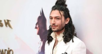 Ezra Miller faz primeira aparição pública na pré-estreia de The Flash após polêmicas e problemas legais