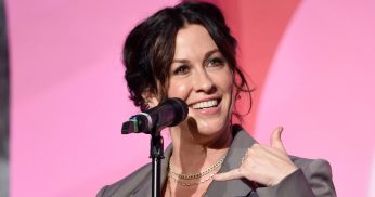 Alanis Morissette anuncia show no Brasil para comemorar os 25 anos de ‘Jagged Little Pill’