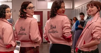 [CRÍTICA] Grease: Rise of the Pink Ladies consegue homenagear a obra base e ainda ser original!